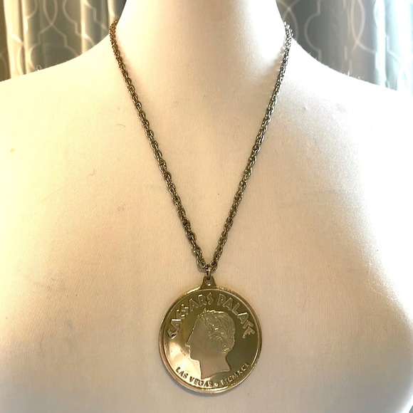 Vintage Caesars Palace Goldtone Coin Medallion Pendant Necklace 25th Anniversary - Picture 4 of 6
